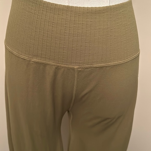 FP MOVEMENT x FREE PEOPLE sage green activewear pants size medium/large - Picture 3 of 8